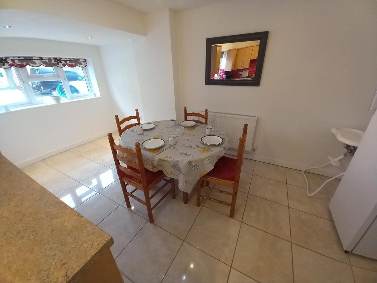 Leominster 3 Bedroom House Parking Garden Private ภายนอก รูปภาพ